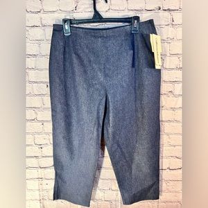 California Influence.  Ladies new capri pants with stretch. Size 10.